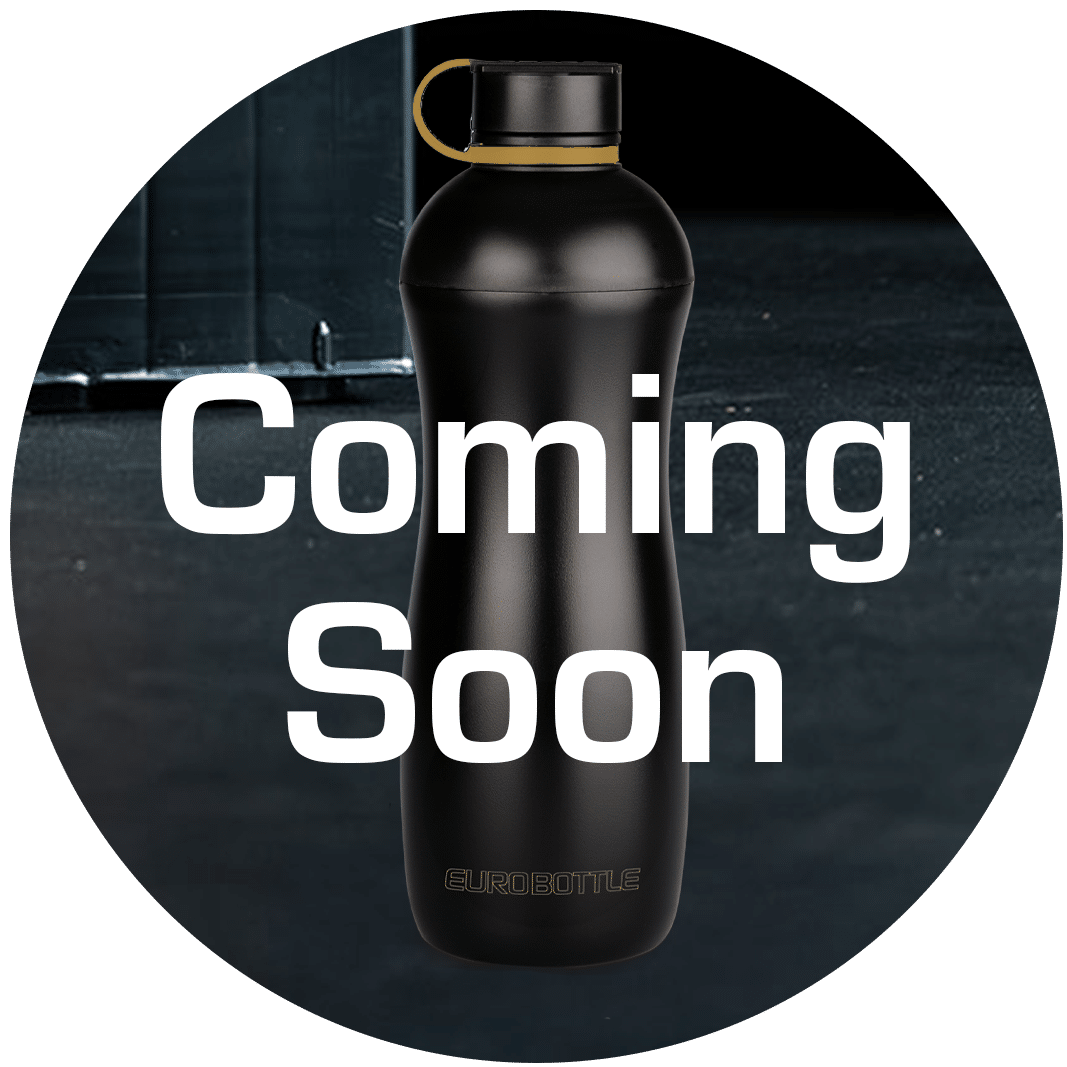Zwarte Oasus waterfles van Eurobottle met goud accent en ‘Coming Soon’-tekst eroverheen geplaatst. De fles staat tegen een industriële achtergrond.