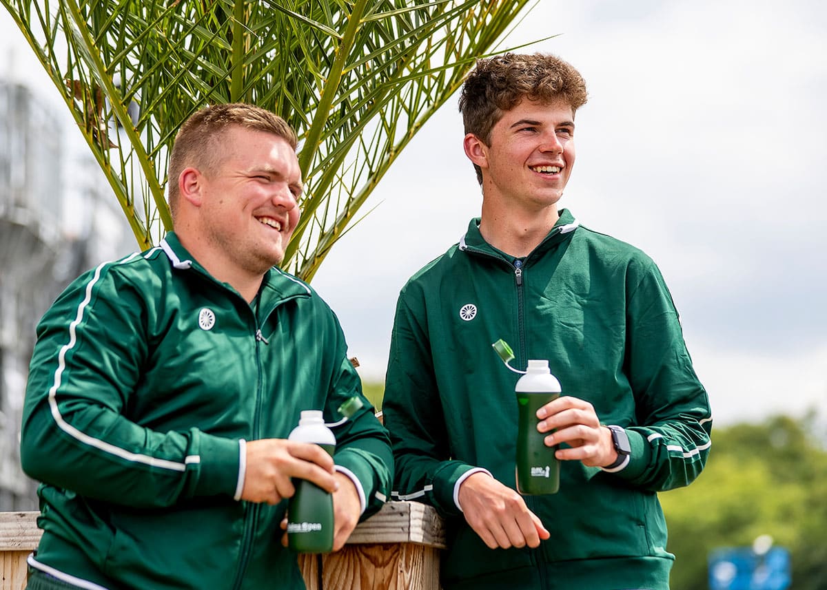 Twee jongens met een groene duurzame waterfles