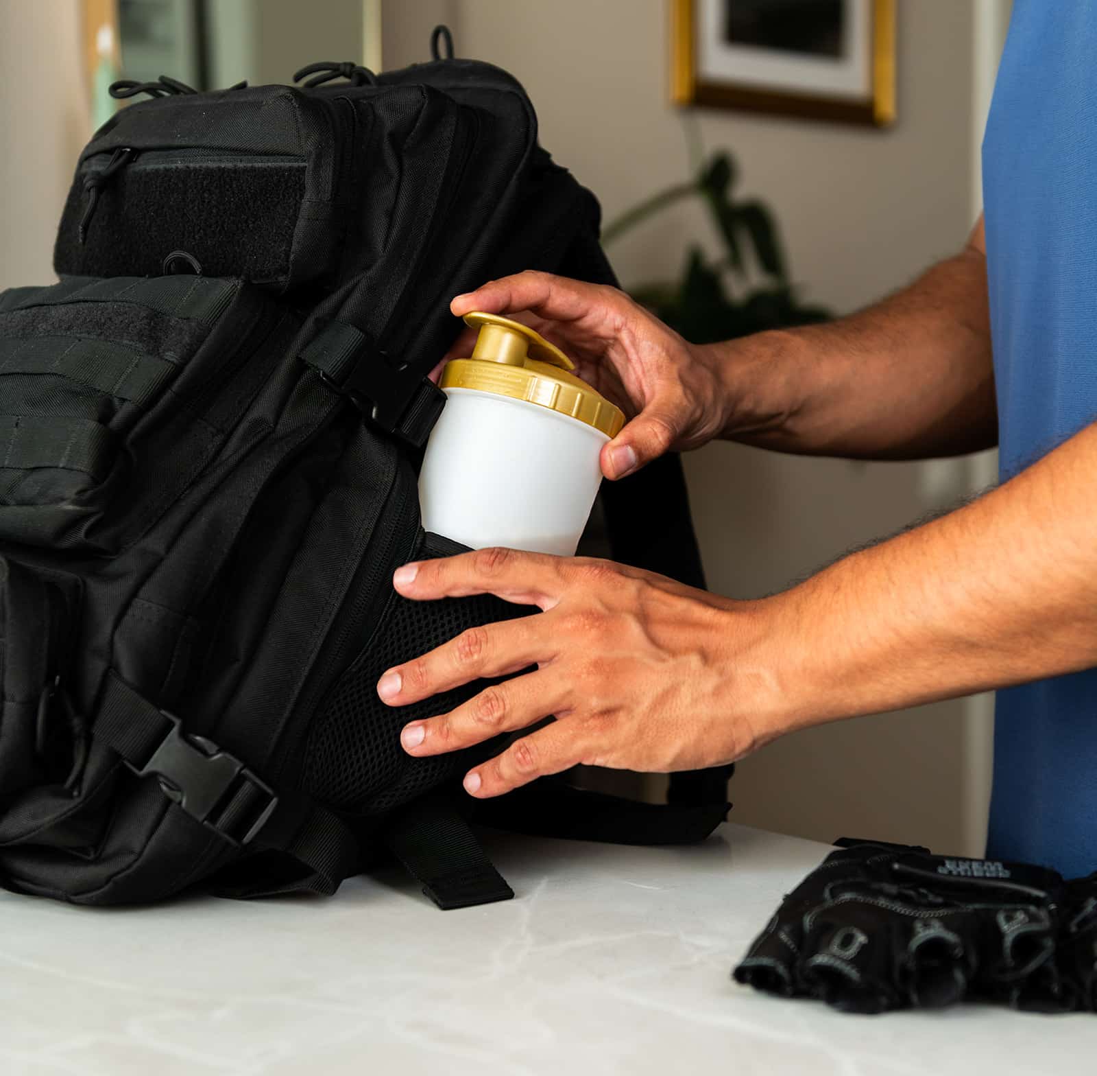 Man plaatst shaker in een sporttas